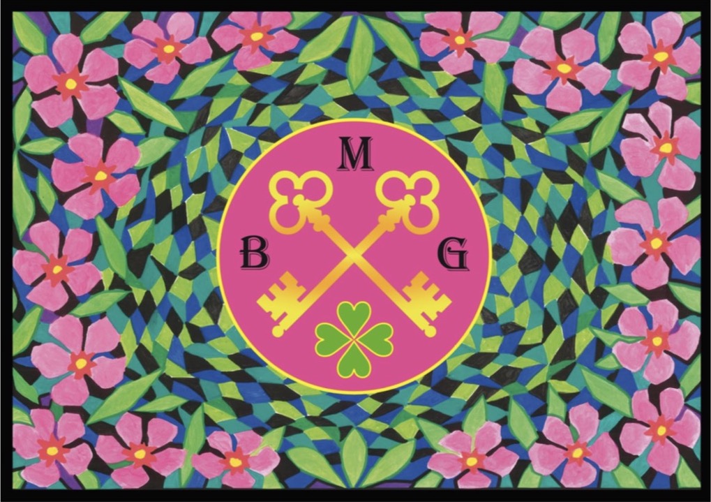 Emblème de BMG Conciergerie : deux clés dorées croisées et un trèfle sur un disque magenta, entourés de fleurs roses et de feuillages
